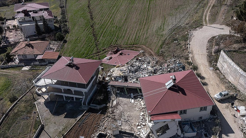 Kahramanmara Ta Depremde Olu An Yar K I Li Mahallesi Ni Ikiye B Ld