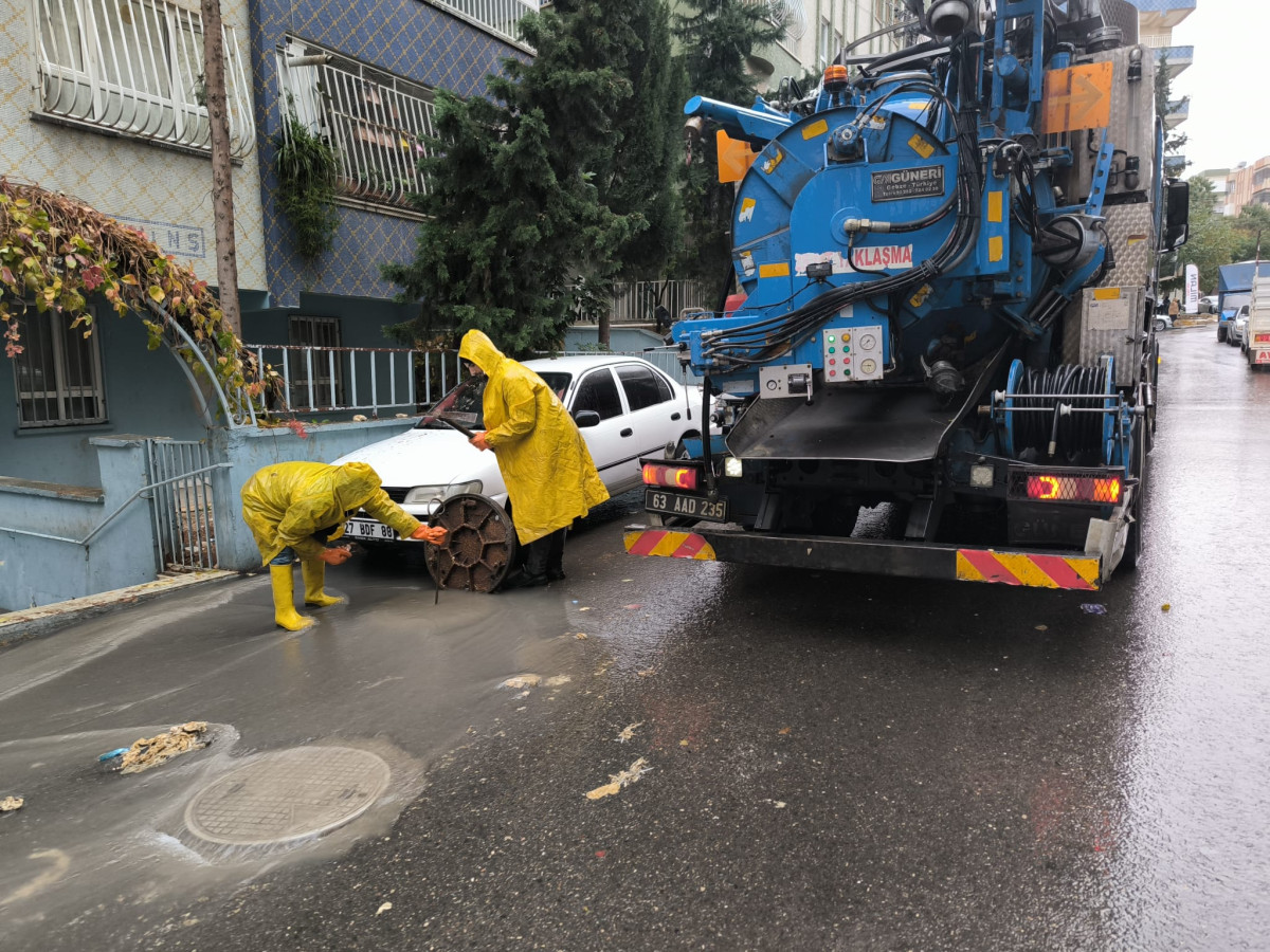 BÜYÜKŞEHİR'DEN SAĞANAK YAĞIŞA KARŞI TAM KADRO MÜDAHALE