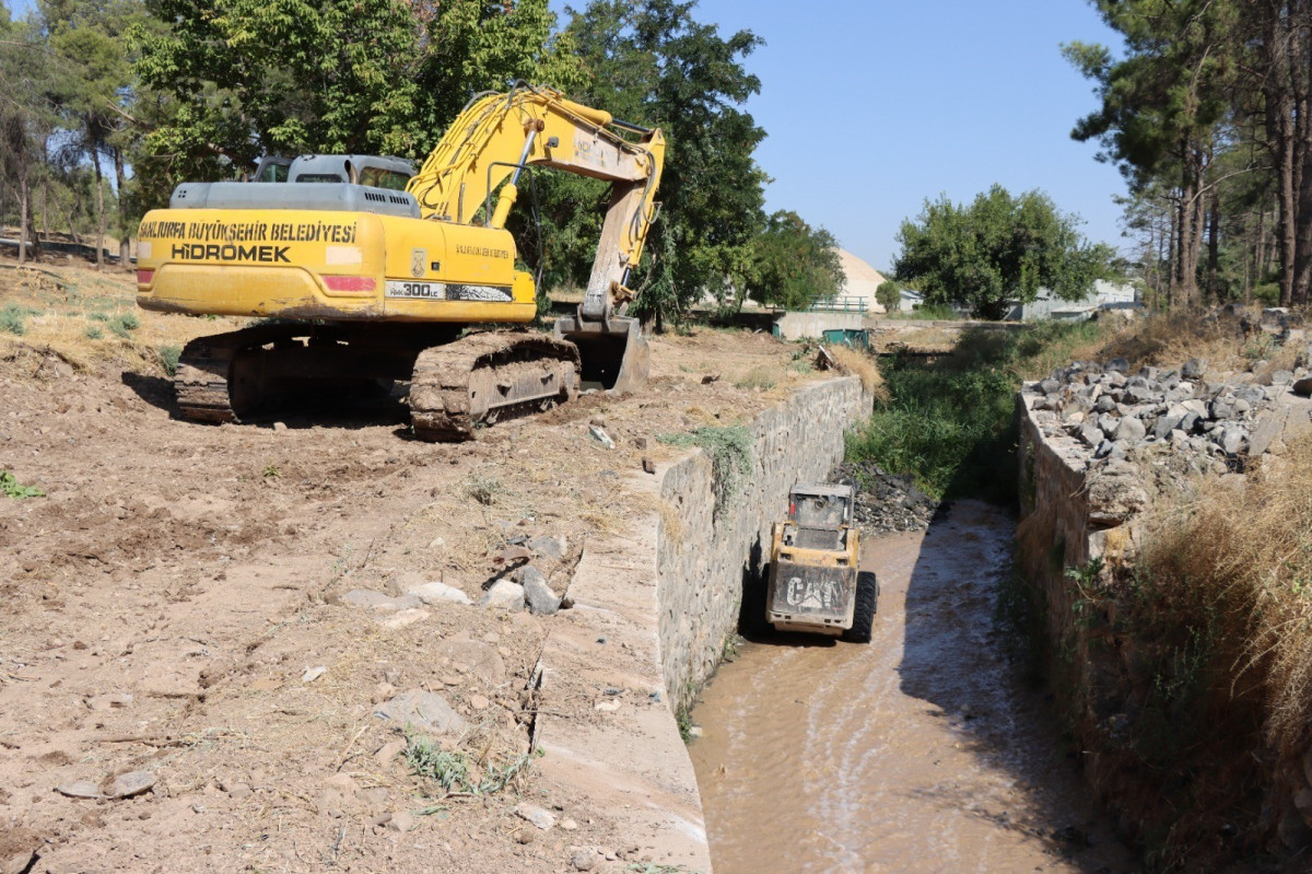 BÜYÜKŞEHİR’DEN TAŞKIN DERELERİNDE KAPSAMLI TEMİZLİK