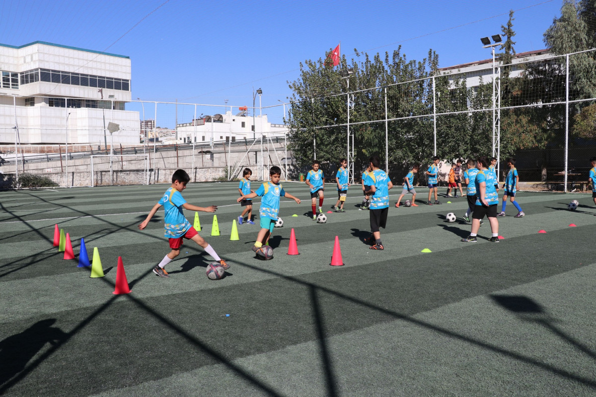 ÇOCUKLAR, HALİLİYE BELEDİYESİ İLE FUTBOLA YOĞUN İLGİ GÖSTERİYOR