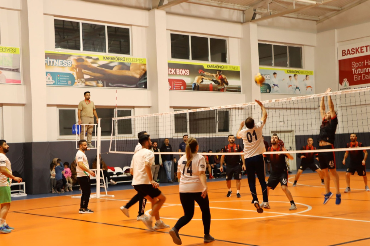 ÖĞRETMENLER ARASI VOLEYBOL TURNUVASI DEVAM EDİYOR